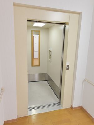 開いたエレベーターの扉