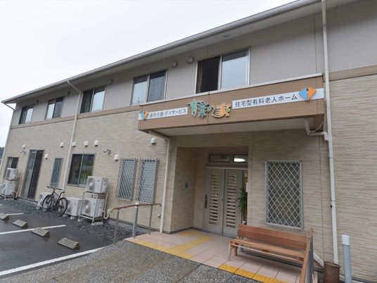 清潔感のある施設エントランス