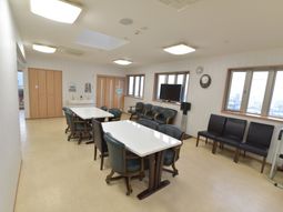 明るく広々とした休憩室