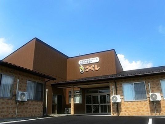 明るい外観の建物エントランス