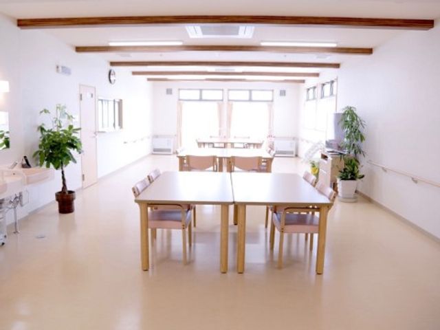 明るく清潔な食堂 共有スペース 窓から自然光が差し込む広々とした食堂では、ゆったりとした食事時間を提供しております。