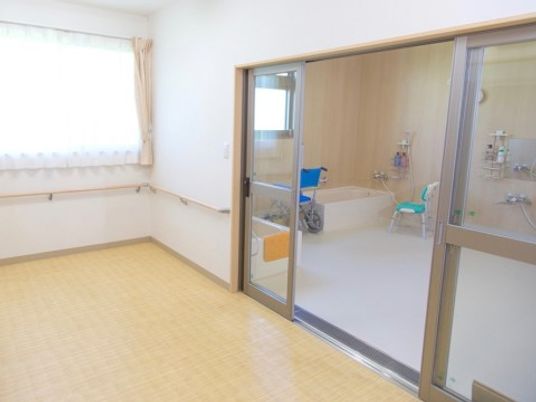 浴室付きの明るい居室