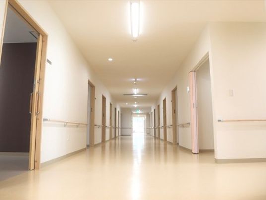 明るく広い施設の廊下