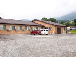 平屋建ての外観と駐車場