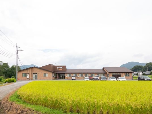 田園に佇む建物外観