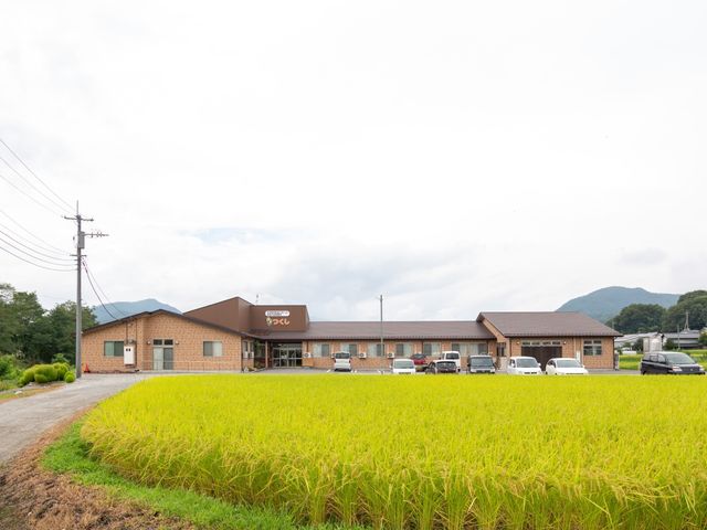 田園に佇む建物外観 外観 自然に囲まれた空間で、ゆとりある環境が魅力の場所です。駐車場も広く、利便性が考慮されています。