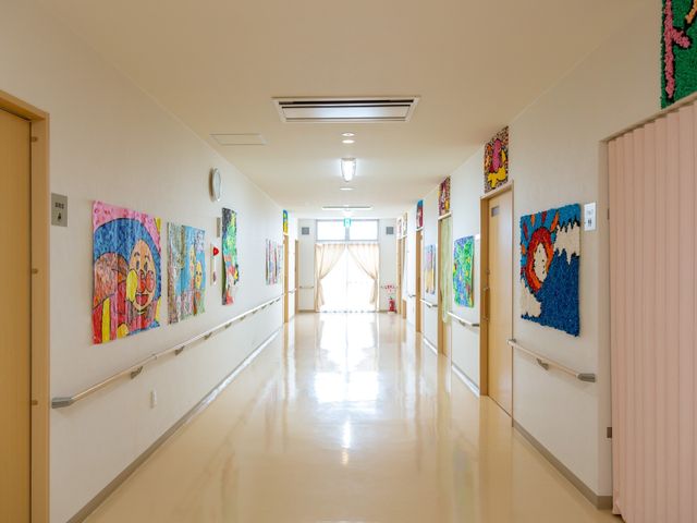 カラフルなアートの廊下