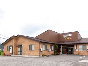 明るい外観の施設エントランス
