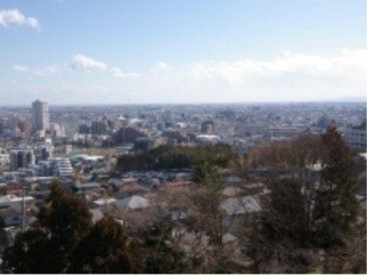 都市の景色を望む居室