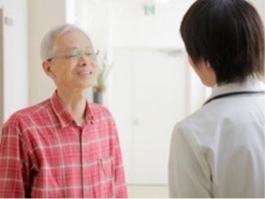 会話する高齢者とスタッフ