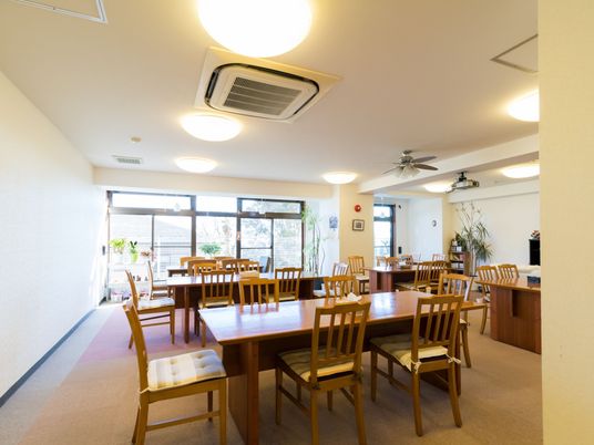 広々とした明るい食堂