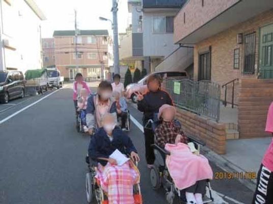 外出支援の様子を見せる職員