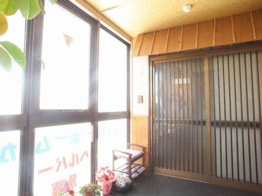 明るい日差しの和のエントランス