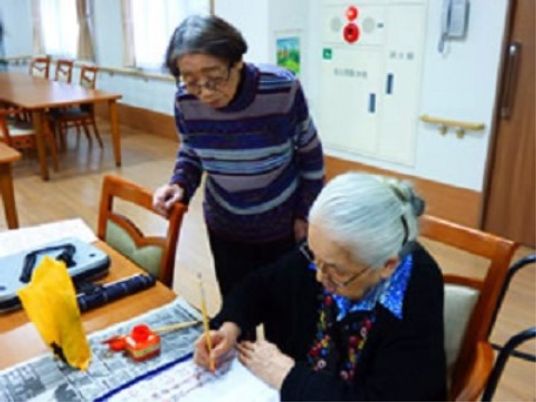 高齢者が活動する多目的室