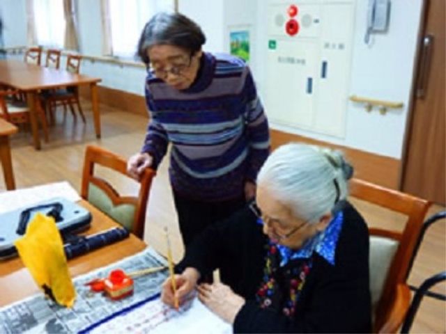高齢者が活動する多目的室