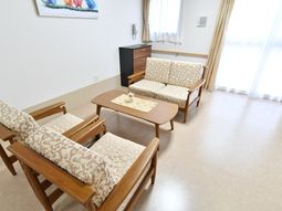 明るい居室の様子