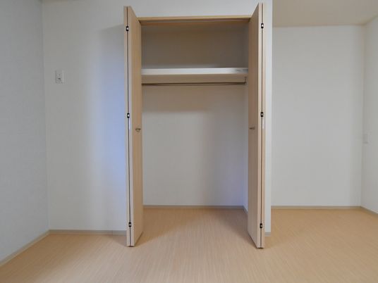 シンプルな洋室のクローゼット