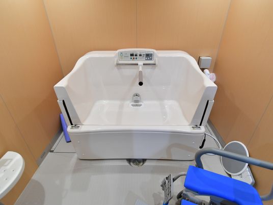 清潔な浴室設備の写真