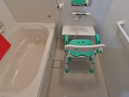 浴室に設置された介助用椅子
