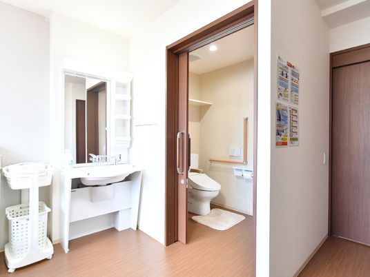 明るい洗面とトイレの洋室