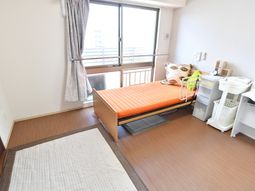 明るい居室の一角