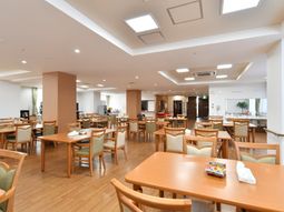 広々とした明るい食堂