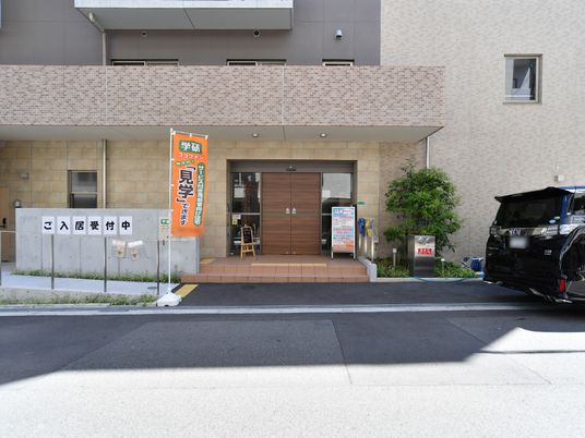 明るい日中のエントランス