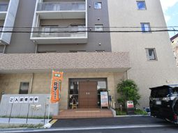 現代的な建物のエントランス