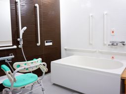 バリアフリー設計の浴室