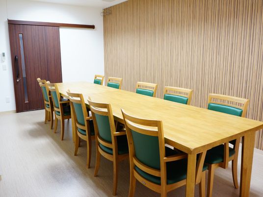 会議室のテーブルと椅子