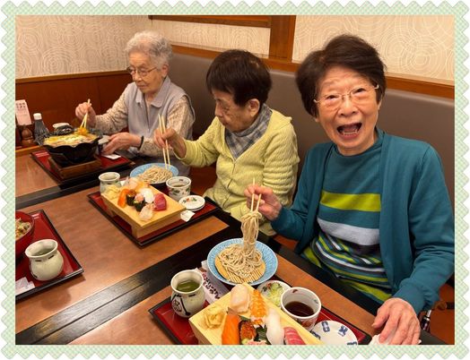 食事を楽しむ利用者たち