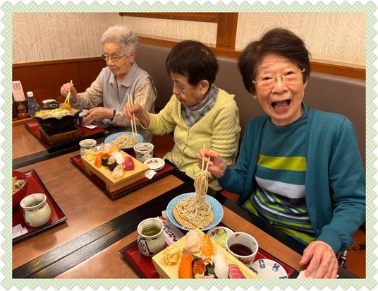 食事を楽しむ利用者たち