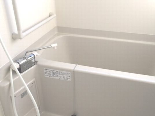 手すり付き清潔な浴室