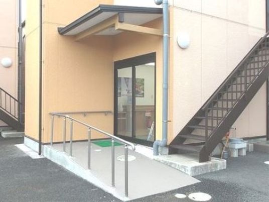 バリアフリーの建物入口