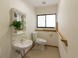 清潔なトイレと洗面台