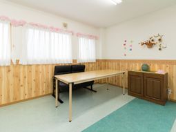 明るい木目調の多目的室