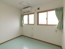 空の部屋とエアコン