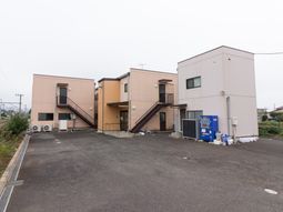 薄曇りの空に建つ建物群