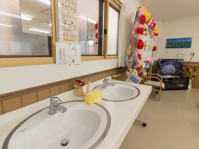 洗面台と装飾のある部屋
