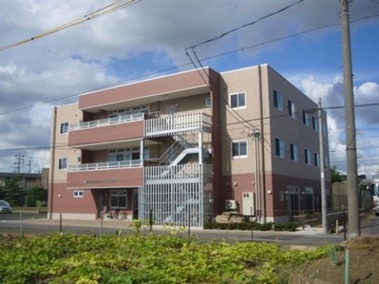 明るい外観の建物