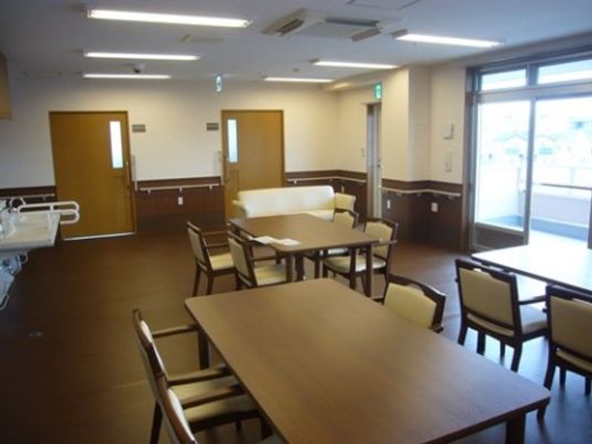 広々とした明るい食堂