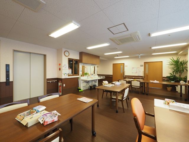 多目的スペースの様子 リビング 開放的な空間で、日々のコミュニケーションや憩いの場を提供しております。