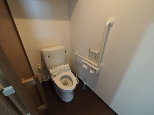 手すり付きトイレ空間
