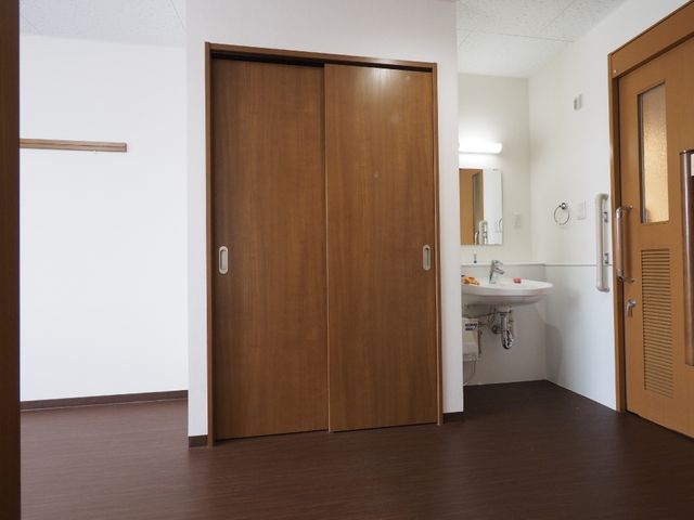 清潔な洗面台のある居室 居室 整った洗面設備が備わった居室です。清潔感があり、安心してご利用いただけます。