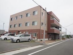 明るい外観の建物