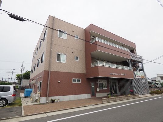 茶色の建物の外観