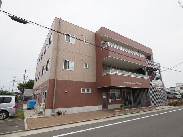 茶色の建物の外観 外観 ゆったりとした空間のある建物です。人々の笑顔が似合う場所であることが想像できます。