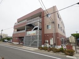 茶色の建物の外観