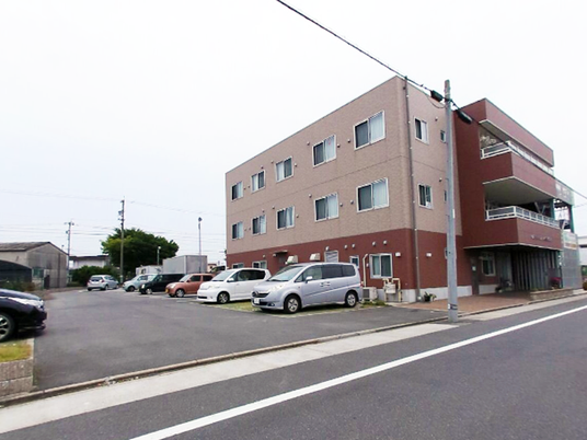 施設の外観と駐車場  