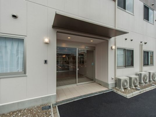 明るい建物のエントランス